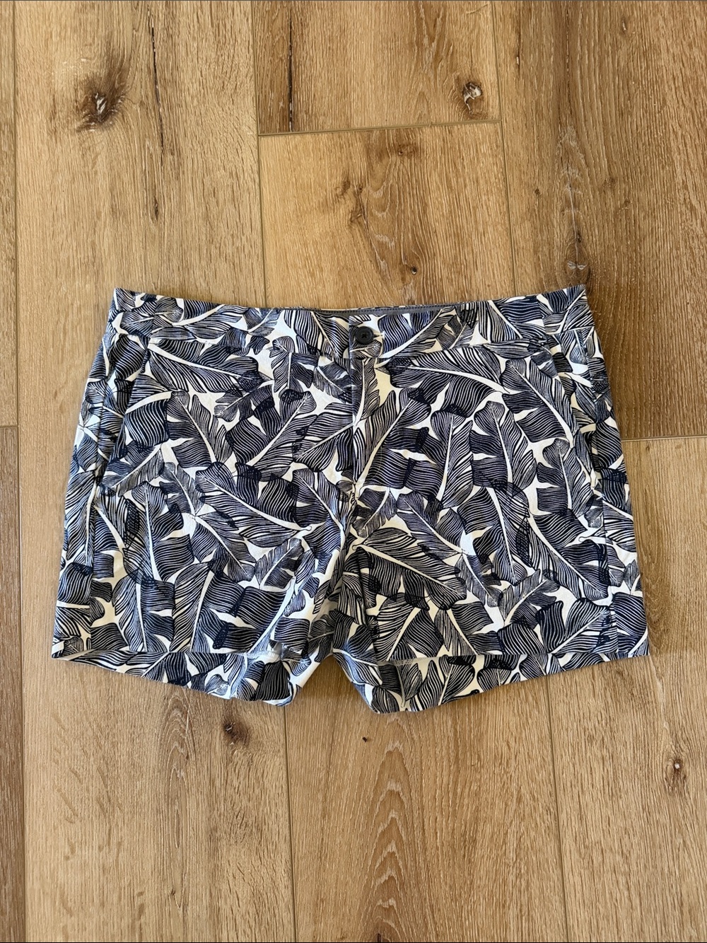 Banana Republic Factory | Navy/White Leaf-Print Shorts | Hampton Fit | size 8